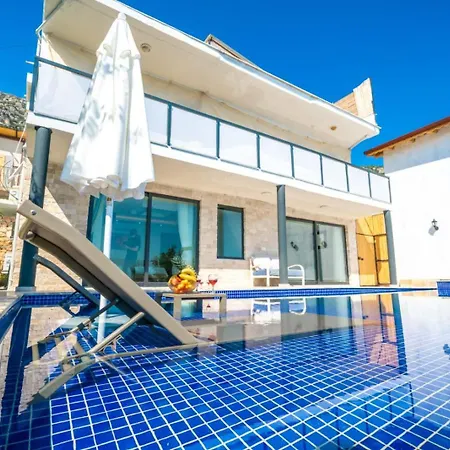 Villa Kaskalkan Deniz Manzarali Havuzlu Bahceli