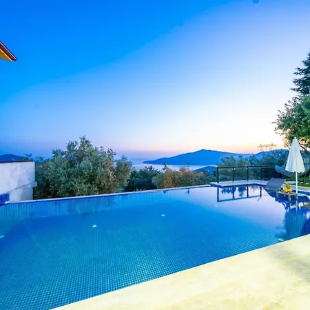 Villa Kaskalkan Deniz Manzarali Havuzlu Bahceli